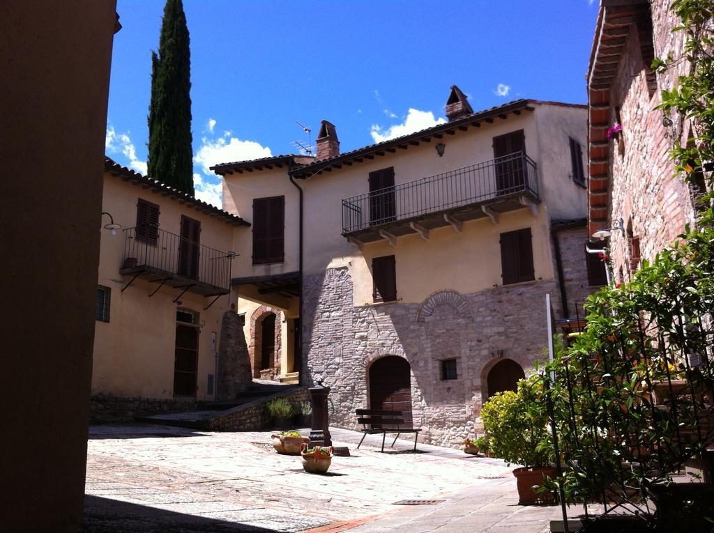 La Piazzetta Del Borgo Hotel Todi Bagian luar foto